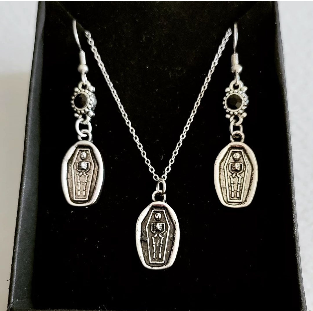 Stamped Skeleton in Coffin Set 💀